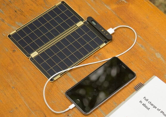 ładuj-iphone-przez-ładowarkę-zasilana energią słoneczną