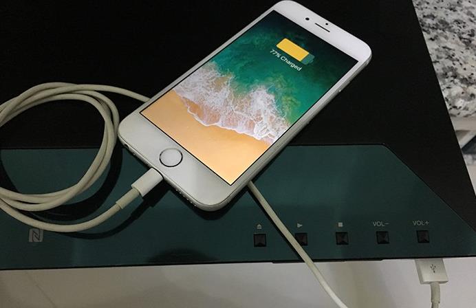 ładowanie-iphone-z-urządzeniami-przez-port-usb