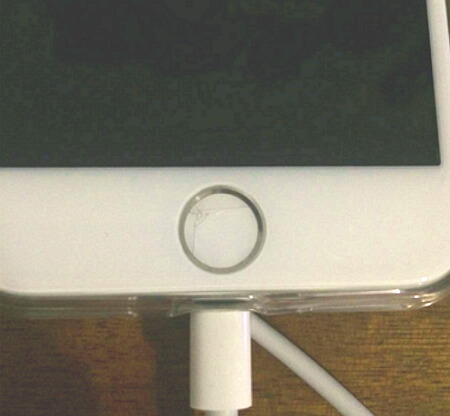 Pęknięty przycisk główny iPhone'a 8