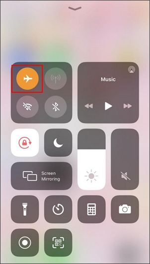 włącz tryb samolotowy w centrum sterowania iPhone'a